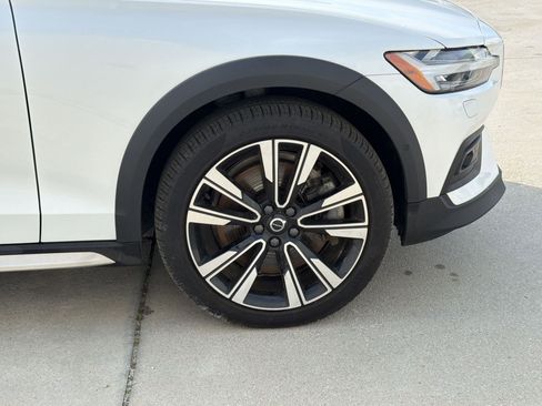 Used 2024 Volvo V60 B5 Cross Country Ultimate image 12