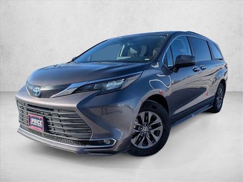 Used 2024 Toyota Sienna XLE image 1