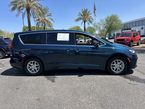 Used 2025 Chrysler Pacifica Select FWD image 5