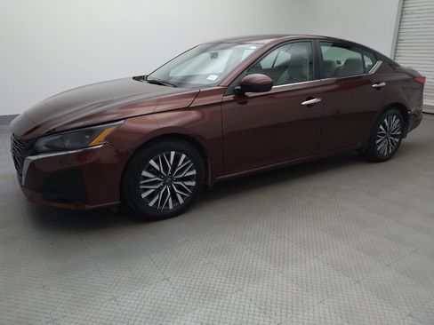 Used 2023 Nissan Altima 2.5 SV image 2
