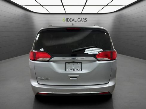 Used 2020 Chrysler Pacifica Touring-L FWD image 4
