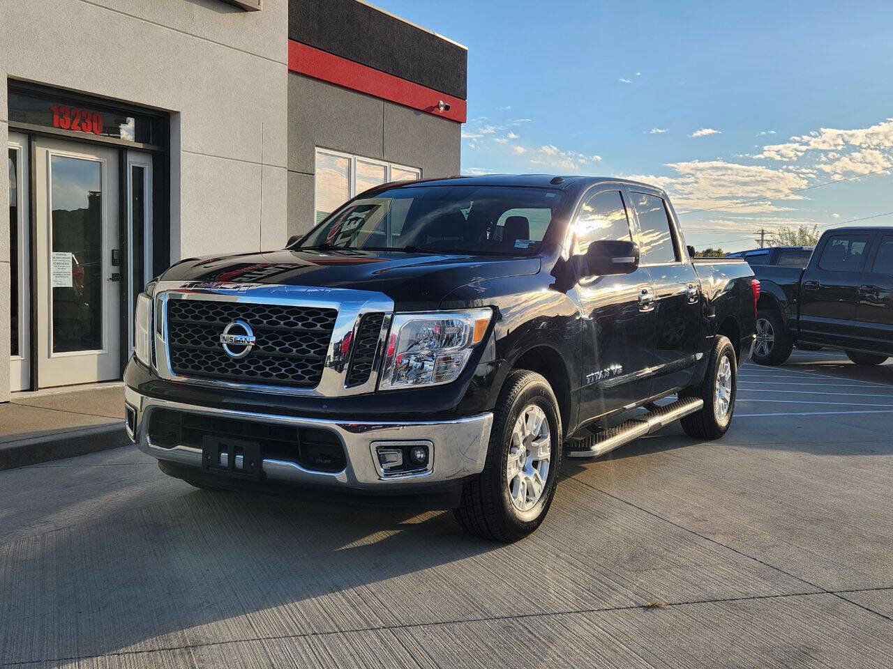 Used 2018 Nissan Titan SV AWD/4WD image 2