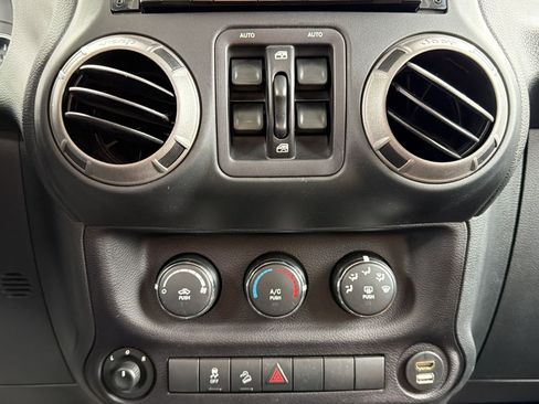 Used 2017 Jeep Wrangler Unlimited Sport w/ Quick Order Package 24S AWD/4WD image 19