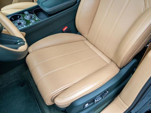 Used 2021 Bentley Bentayga AWD/4WD image 18