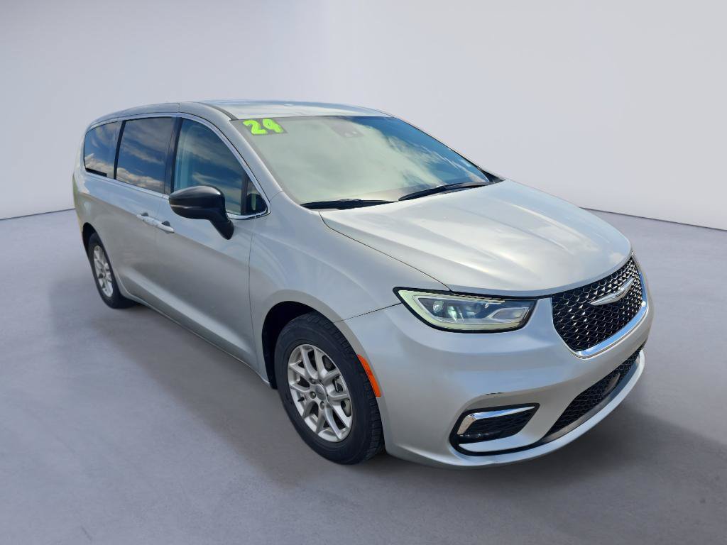 Used 2024 Chrysler Pacifica Touring-L FWD image 3