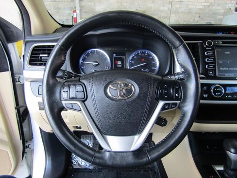 Used 2018 Toyota Highlander Limited Platinum FWD image 16