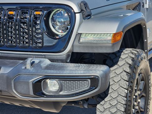 Used 2024 Jeep Gladiator Sport AWD/4WD image 8