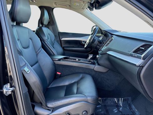 Used 2021 Volvo XC90 T5 Momentum w/ Climate Package image 31