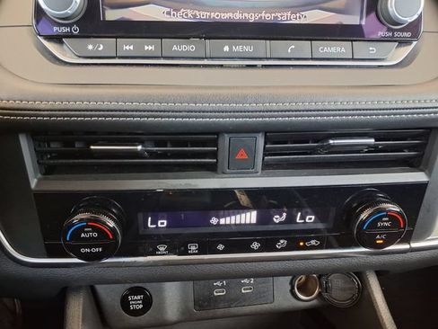 Used 2025 Nissan Rogue SV FWD image 30