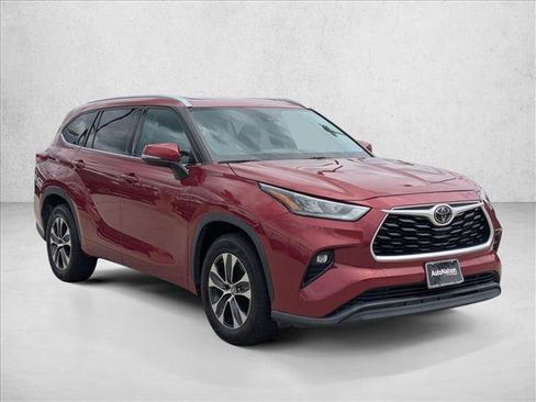 Used 2020 Toyota Highlander XLE FWD image 3