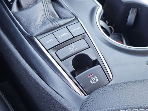 Used 2018 Toyota Camry XSE image 9