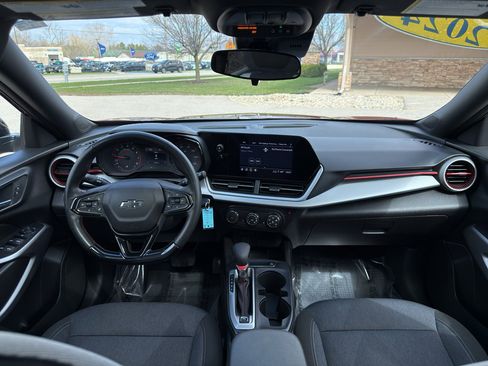 Used 2024 Chevrolet Trax RS w/ Sunroof Package FWD image 28