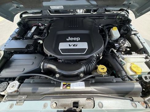 Used 2014 Jeep Wrangler Unlimited Rubicon w/ Connectivity Group AWD/4WD image 27