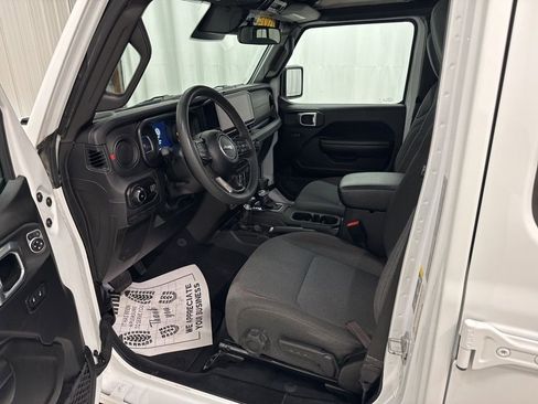 Used 2025 Jeep Wrangler Unlimited Rubicon w/ Convenience Group image 9