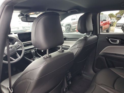 Used 2023 Jeep Compass Limited image 13