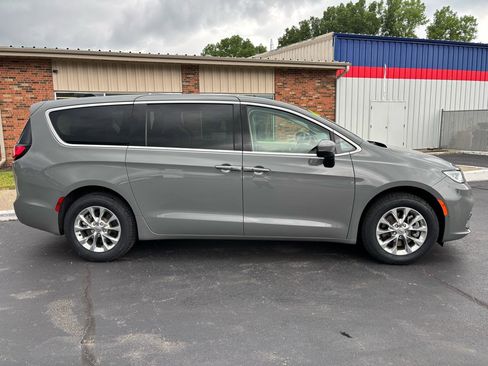 Used 2023 Chrysler Pacifica Touring-L AWD/4WD image 2