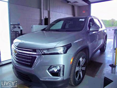 Used 2023 Chevrolet Traverse LT w/ LT Premium Package FWD image 3