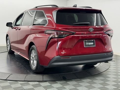 Used 2026 Toyota Sienna XLE FWD image 12