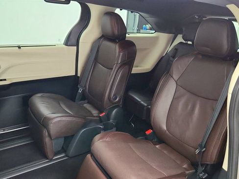 Used 2021 Toyota Sienna Platinum FWD image 22