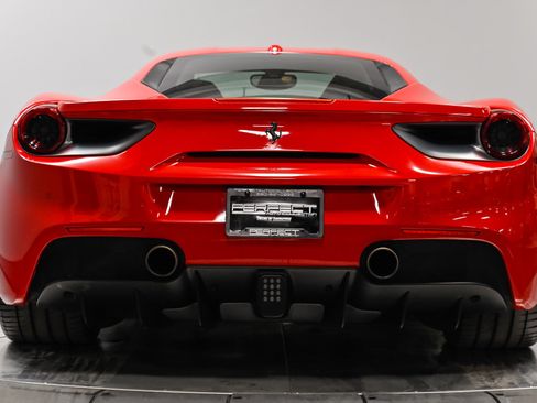 Used 2018 Ferrari 488 GTB RWD image 17
