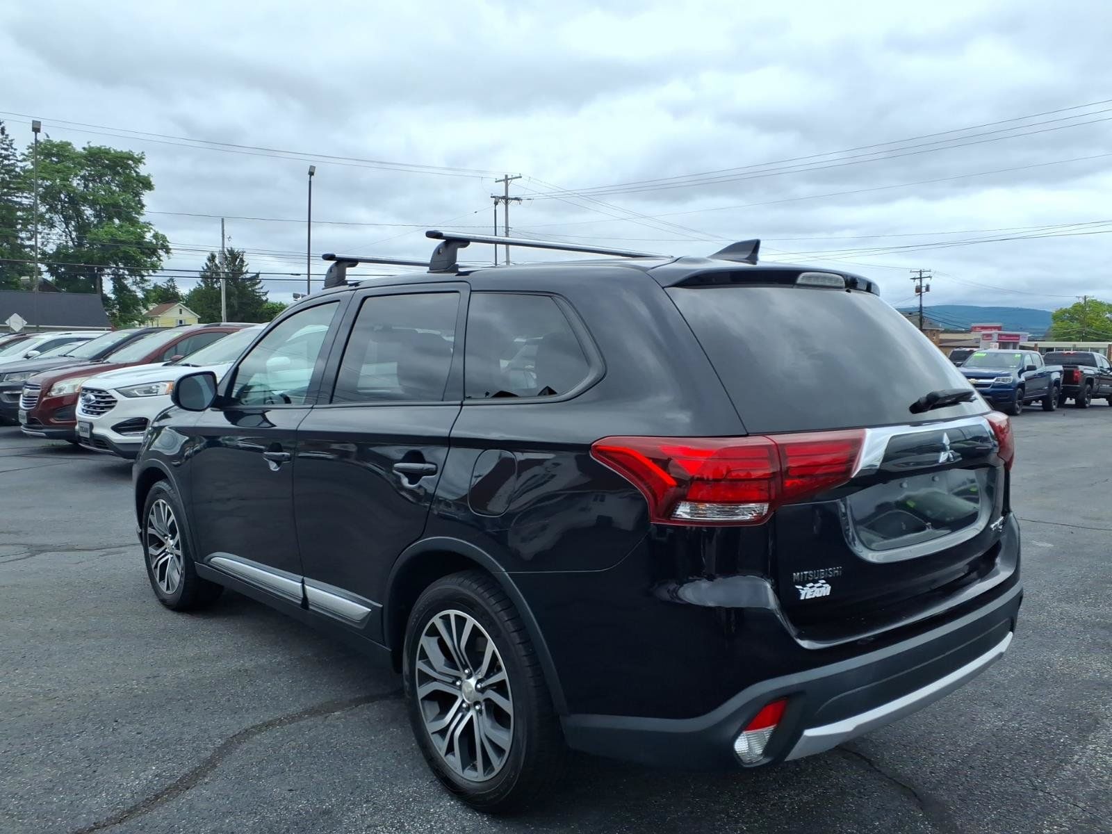 Used 2017 Mitsubishi Outlander SE AWD/4WD image 4