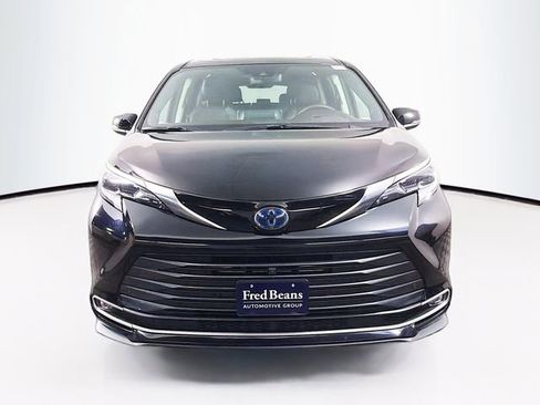 Used 2023 Toyota Sienna Platinum AWD/4WD image 2