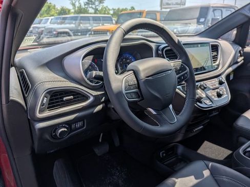 New 2027 Chrysler Pacifica Select FWD image 32