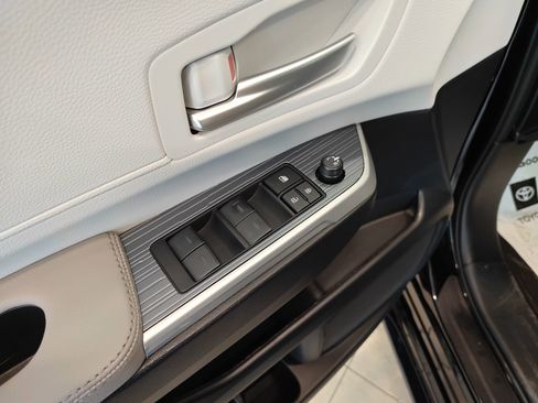 New 2026 Toyota Sienna XLE image 9