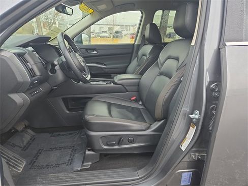 Certified 2025 Nissan Pathfinder SL image 10
