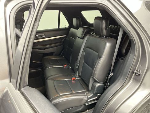 Used 2018 Ford Explorer XLT w/ Equipment Group 202A AWD/4WD image 15