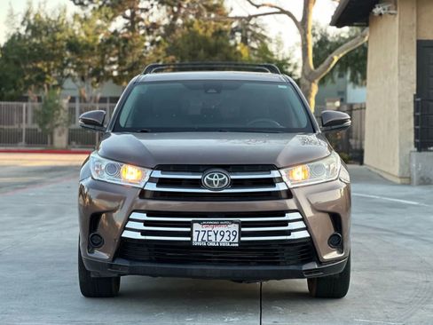Used 2017 Toyota Highlander LE image 3