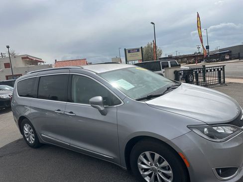 Used 2018 Chrysler Pacifica Touring-L image 10