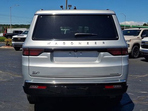 Used 2024 Jeep Wagoneer L Series II w/ Flexible Seating Group AWD/4WD image 5