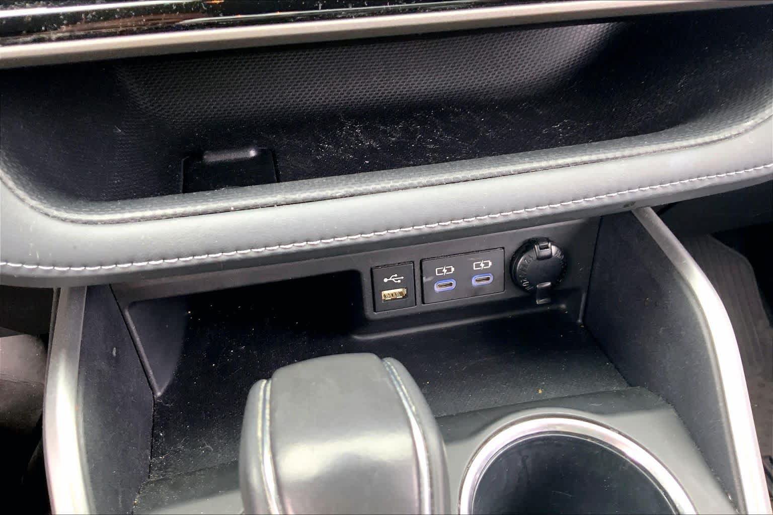 Used 2022 Toyota Highlander LE AWD/4WD image 36