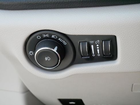 Used 2023 Chrysler Pacifica Touring-L FWD image 27