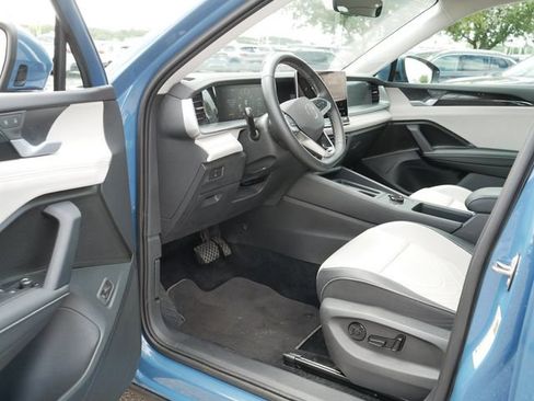 Certified 2025 Volkswagen Tiguan SE AWD/4WD image 12