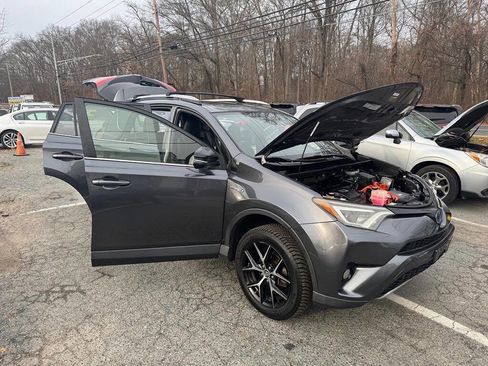 Used 2018 Toyota RAV4 SE image 5