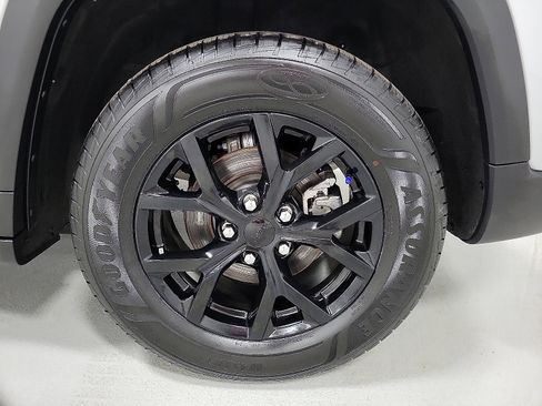 Used 2024 Jeep Grand Cherokee Altitude image 8