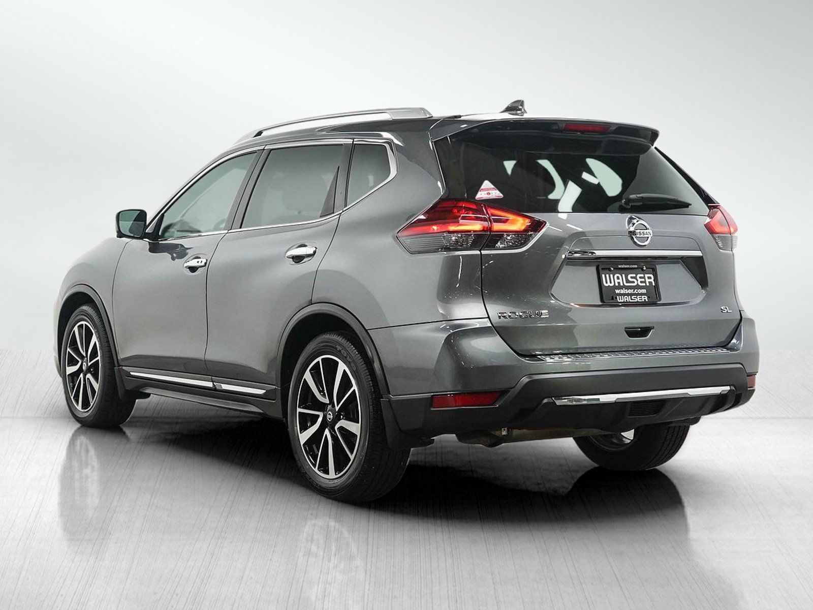 Used 2017 Nissan Rogue SL w/ SL Premium Package FWD image 3