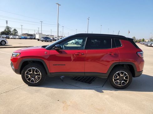 Used 2025 Jeep Compass Trailhawk image 8