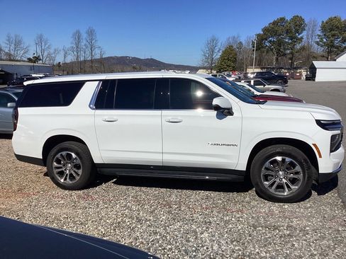 Used 2025 Chevrolet Suburban LT w/ Comfort Package image 2