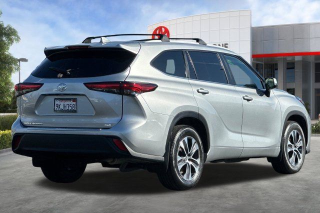 Used 2023 Toyota Highlander XLE FWD image 4