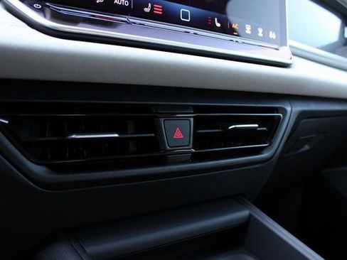 New 2025 Volkswagen Tiguan SE FWD image 11