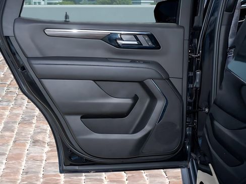 Used 2025 Chevrolet Tahoe LT image 13