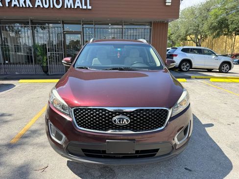 Used 2018 Kia Sorento FWD image 2