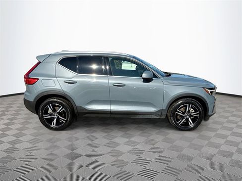 Used 2023 Volvo XC40 B4 Plus image 5