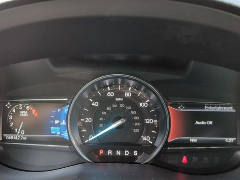 Used 2017 Ford Explorer XLT w/ Equipment Group 202A AWD/4WD image 13