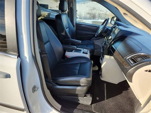 Used 2014 Chrysler Town & Country Touring image 25