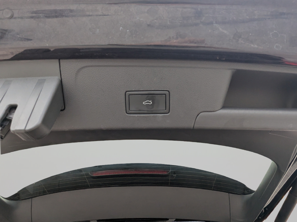 Used 2023 Volkswagen Atlas Cross Sport SE w/ Panoramic Sunroof Package FWD image 11