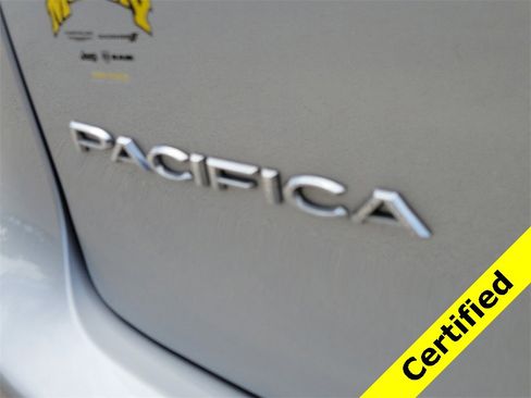 Certified 2024 Chrysler Pacifica Touring-L image 8